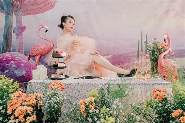 神回复：妹子，你知道衣服上的字是什么意思吗？自信的女孩最美